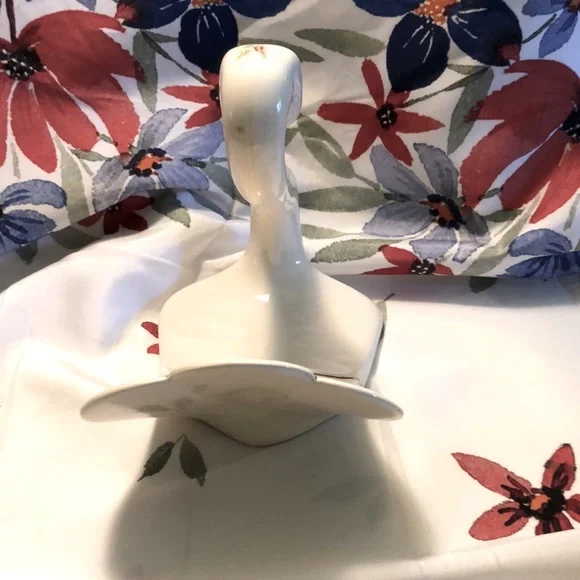 Ceramic SWAN Finger Tip Towel Holder Signed by Ann in 1984 Cream W/Pink Flowers - Picture 4 of 6